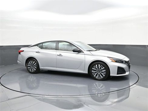 Used 2024 Nissan Altima 2.5 SV image 17