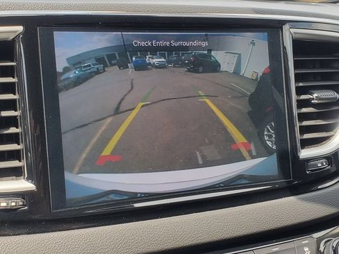 Used 2024 Chrysler Pacifica Touring-L FWD image 18
