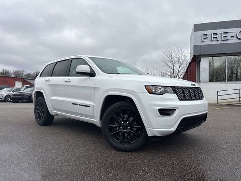 Used 2020 Jeep Grand Cherokee Altitude image 2