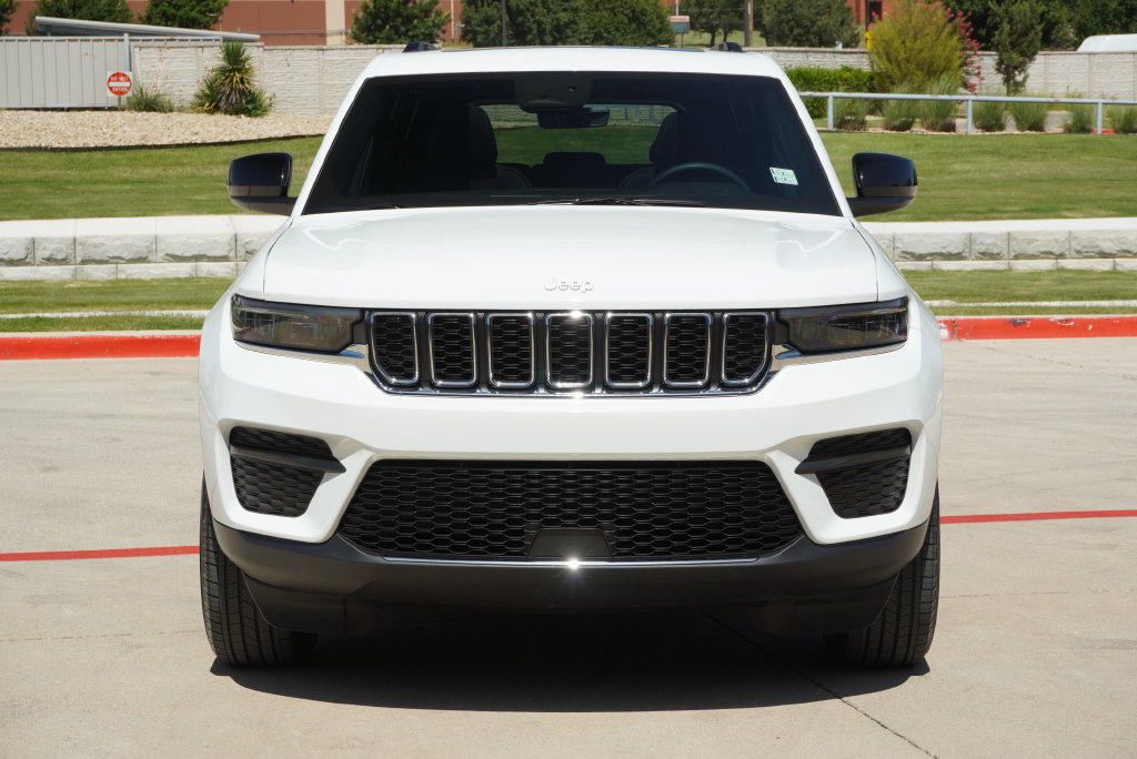 Used 2025 Jeep Grand Cherokee Laredo X AWD/4WD image 8