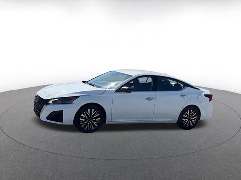 Used 2025 Nissan Altima 2.5 SV FWD image 8
