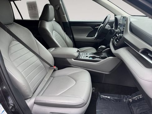 Used 2021 Toyota Highlander XLE AWD/4WD image 15