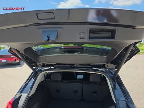 Used 2023 GMC Terrain Denali w/ Denali Premium Package AWD/4WD image 9