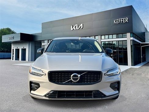 Used 2023 Volvo S60 B5 Core image 3