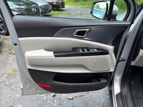 Used 2023 Kia Carnival LX FWD image 12