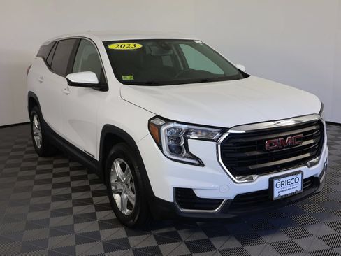 Used 2023 GMC Terrain SLE FWD image 1