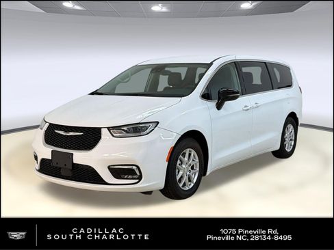 Used 2024 Chrysler Pacifica Touring-L FWD image 1