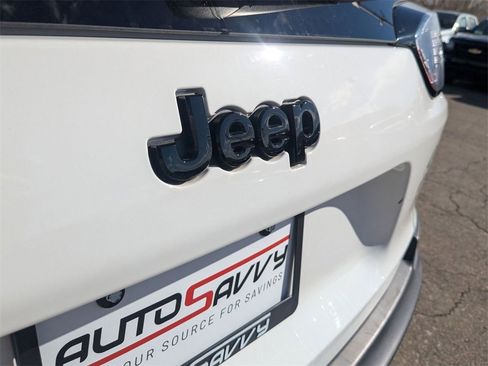 Used 2022 Jeep Cherokee Latitude w/ Sun & Sound Group image 24