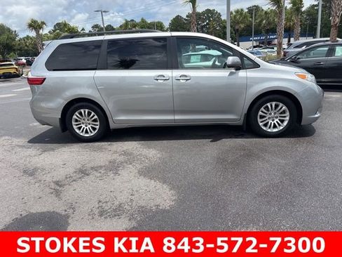 Used 2015 Toyota Sienna XLE Premium FWD image 4