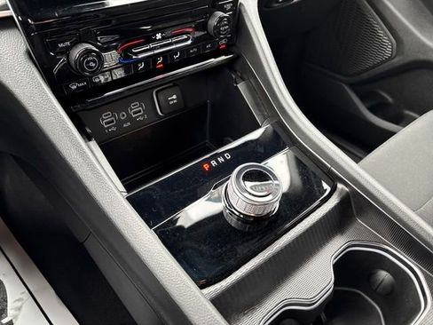 Used 2025 Jeep Grand Cherokee Laredo image 22