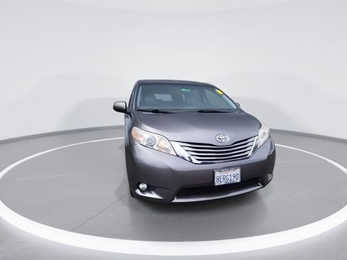 Used 2015 Toyota Sienna XLE w/ XLE Navigation Package FWD image 3