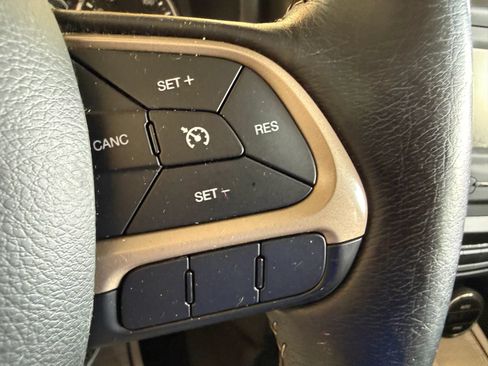 Used 2016 Jeep Renegade Limited FWD image 19