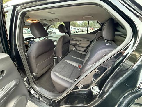 Used 2018 Nissan Kicks SV image 10