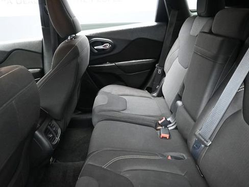 Used 2015 Jeep Cherokee Latitude w/ Cold Weather Group FWD image 22