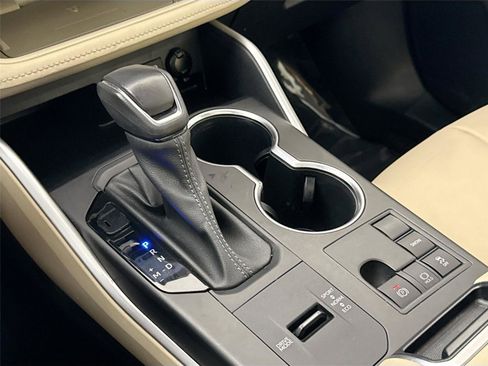 Certified 2023 Toyota Highlander XLE image 28