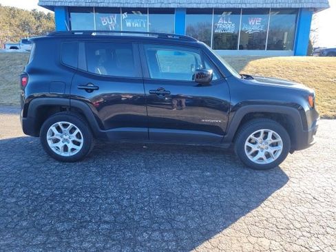 Used 2018 Jeep Renegade Latitude w/ Cold Weather Group image 3