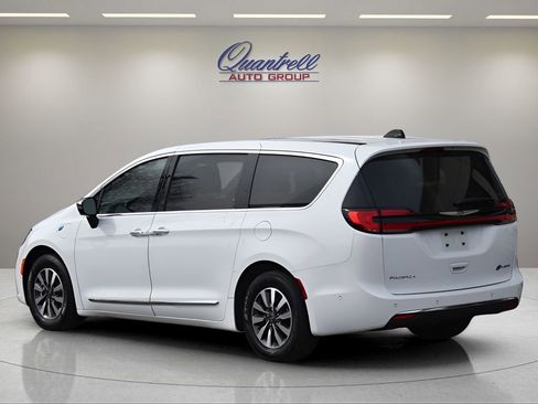 Used 2023 Chrysler Pacifica Limited w/ Uconnect Theater Family Group image 6