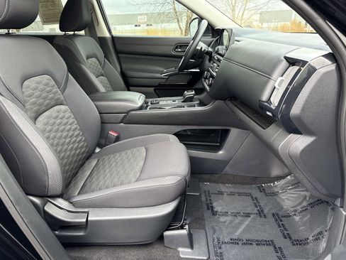 Used 2024 Nissan Pathfinder S image 19