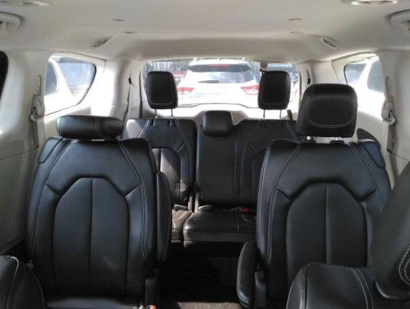 Used 2024 Chrysler Pacifica Touring-L FWD image 10