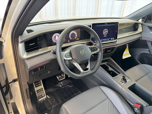 New 2026 Volkswagen Tiguan SE R-Line FWD image 4