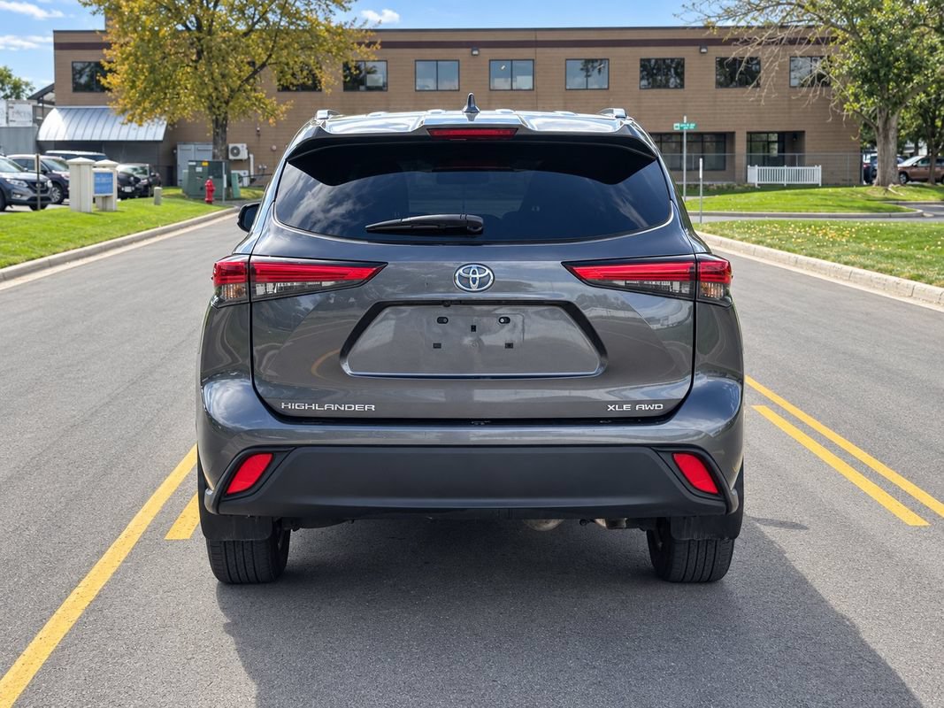 Used 2020 Toyota Highlander XLE AWD/4WD image 4