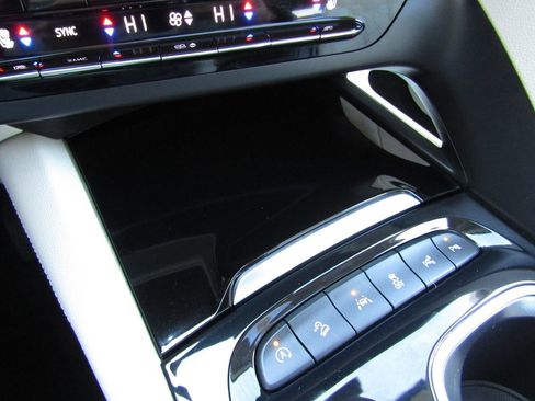 Used 2022 Buick Envision Avenir w/ Technology Package II image 18