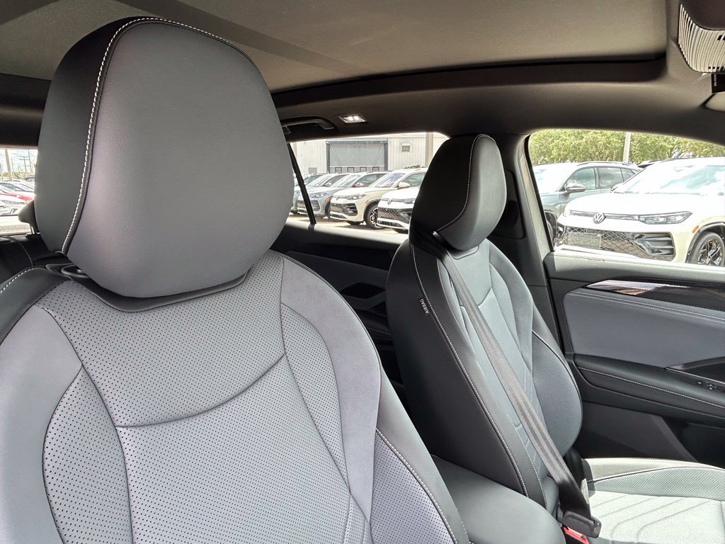 New 2026 Volkswagen Tiguan SE R-Line FWD image 37