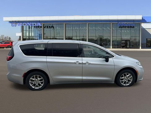 Used 2024 Chrysler Pacifica Touring-L FWD image 5