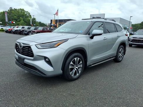 Used 2023 Toyota Highlander XLE AWD/4WD image 11