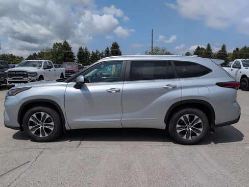 Used 2023 Toyota Highlander XLE AWD/4WD image 5