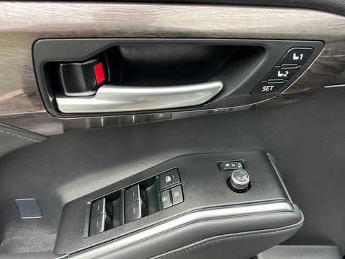 Used 2026 Toyota Highlander Platinum AWD/4WD image 12