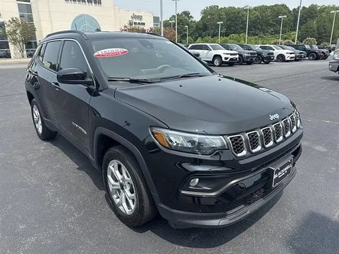 Used 2025 Jeep Compass Latitude AWD/4WD image 1