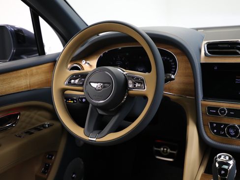 Certified 2025 Bentley Bentayga Extended Wheelbase AWD/4WD image 36