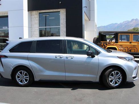 Used 2021 Toyota Sienna XSE AWD/4WD image 10