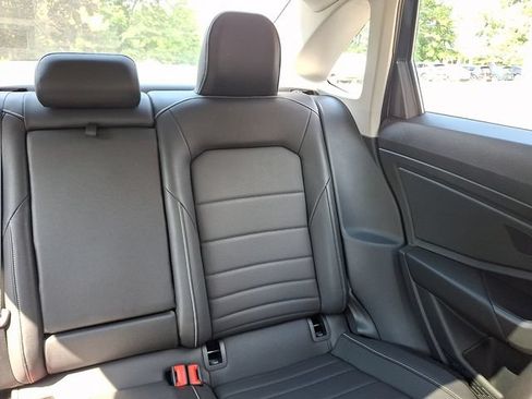 Certified 2024 Volkswagen Jetta SE w/ Panoramic Sunroof Package FWD image 20