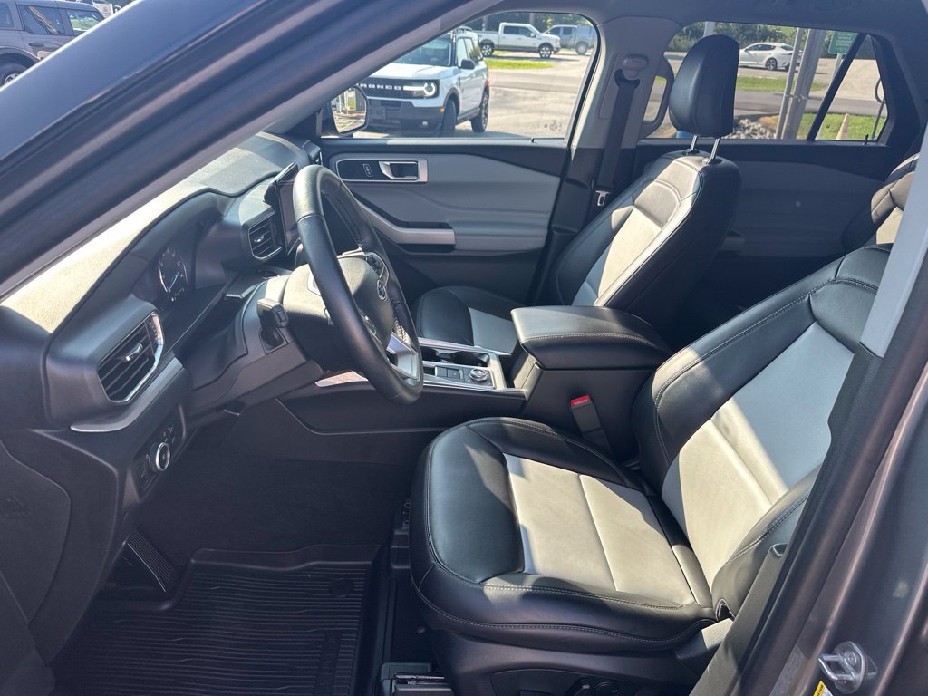 Used 2024 Ford Explorer XLT w/ Equipment Group 202A AWD/4WD image 19