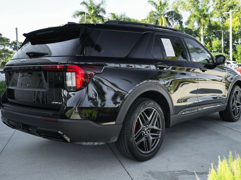 Used 2025 Ford Explorer ST-Line w/ ST-Line Street Pack image 9