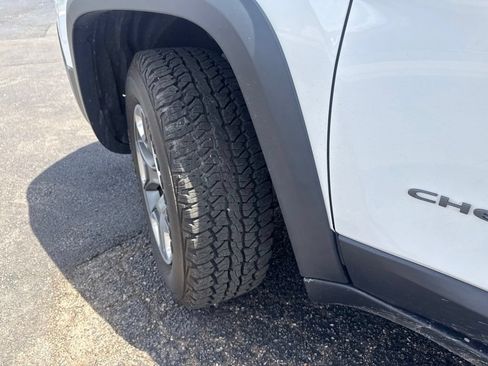 Used 2019 Jeep Cherokee Trailhawk AWD/4WD image 3