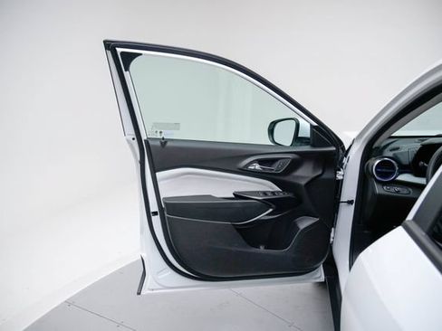 Used 2025 Chevrolet Trax LT FWD image 23