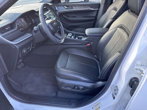 New 2025 Jeep Grand Cherokee Limited w/ Black Appearance Package image 11