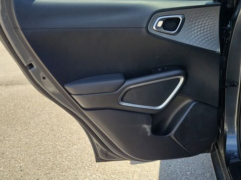 Used 2023 Kia Soul LX w/ LX Technology Package image 16