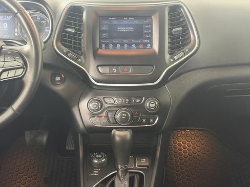 Used 2019 Jeep Cherokee Latitude Plus AWD/4WD image 2