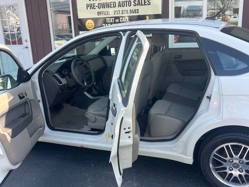 Used 2010 Ford Focus SE image 8