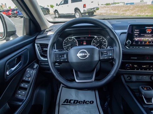 Used 2025 Nissan Rogue SV FWD image 21