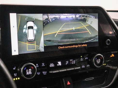 Used 2023 Toyota Highlander Platinum FWD image 25