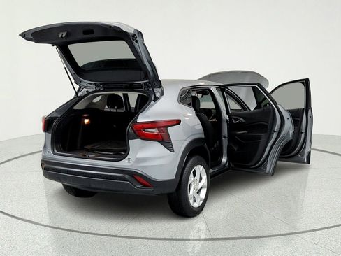 Certified 2025 Chevrolet Trax LS w/ LS Convenience Package FWD image 12