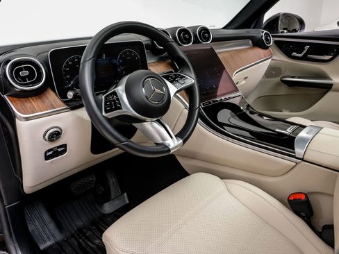 Used 2024 Mercedes-Benz GLC 300 4MATIC image 3