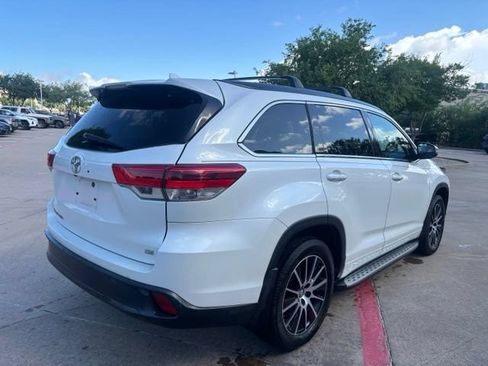Used 2017 Toyota Highlander SE FWD image 5