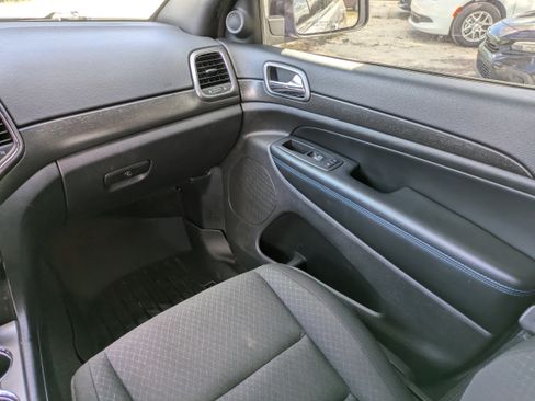 Used 2018 Jeep Grand Cherokee Laredo image 17