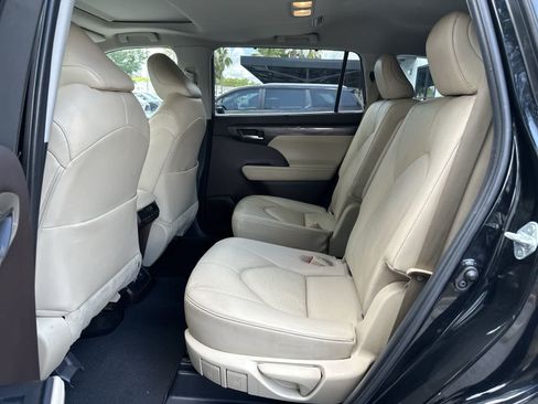 Used 2021 Toyota Highlander Limited FWD image 4
